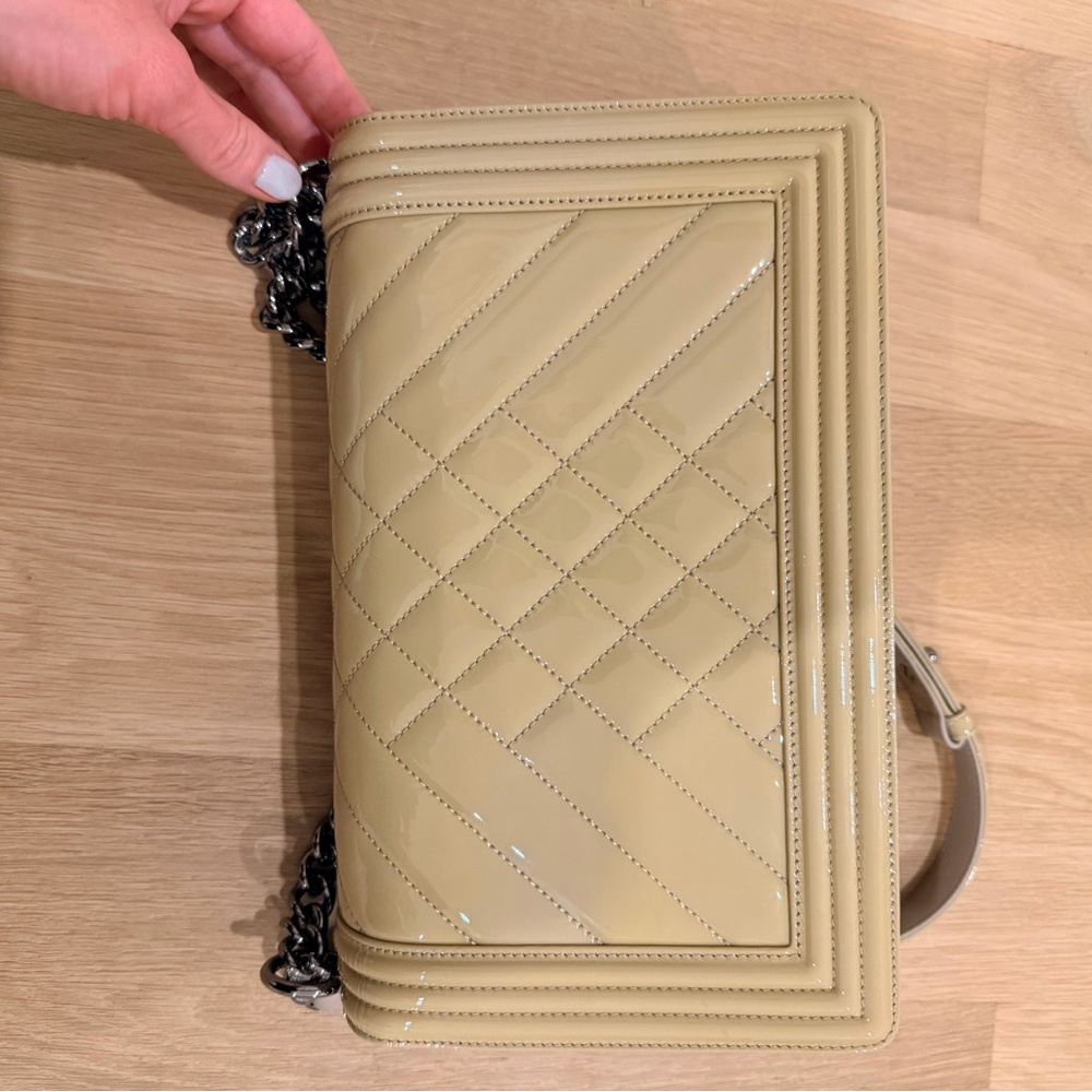 AUTHENTIC Chanel patent leather medium boy bag. - Picture 7 of 10